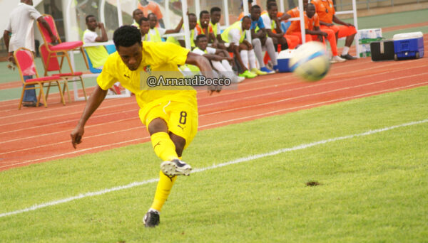Tchakéi Marouf avec les Éperviers locaux du Togo