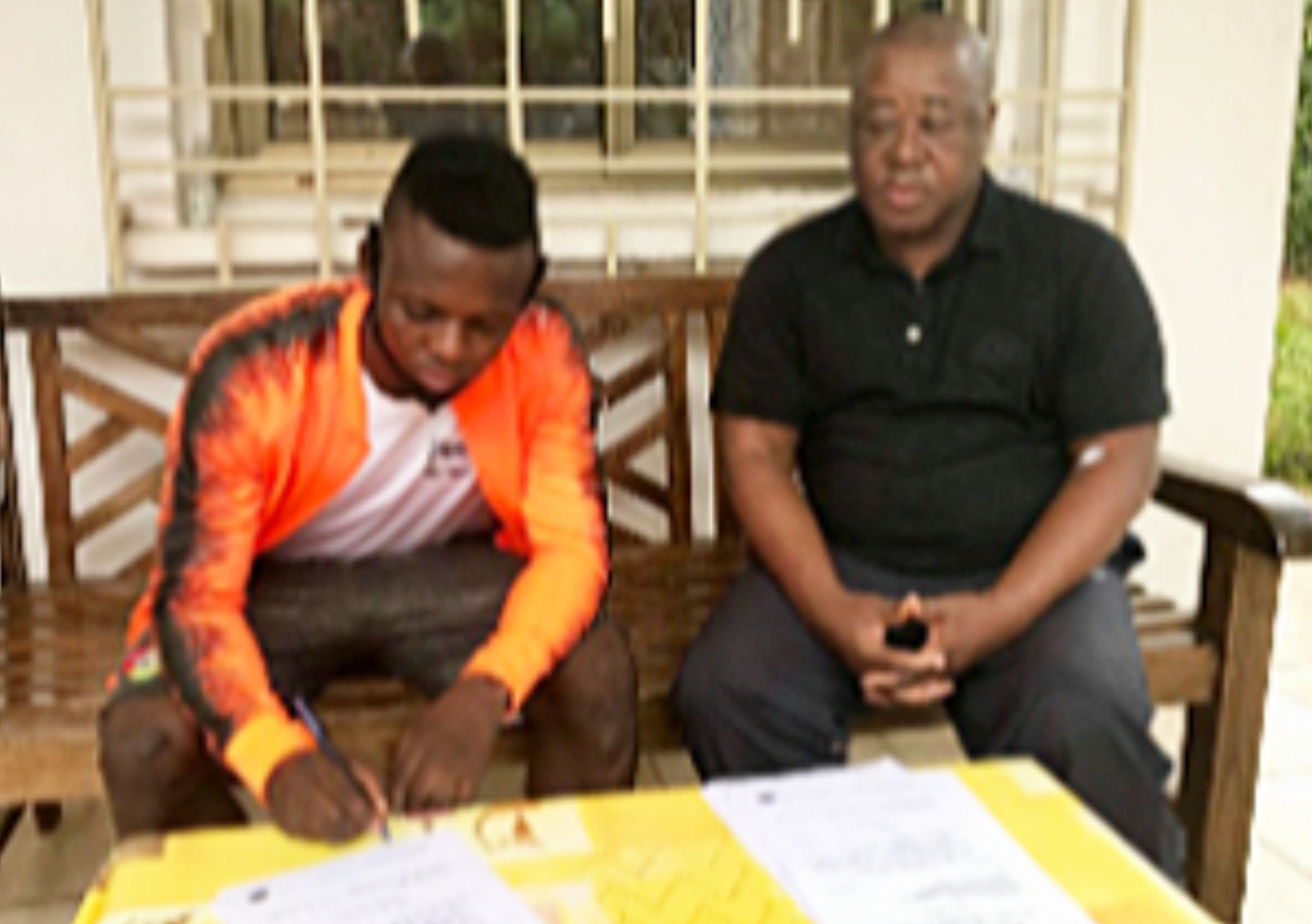 Folly Gbadoegan à la signature de contrat chez Gomido de Kpalimé