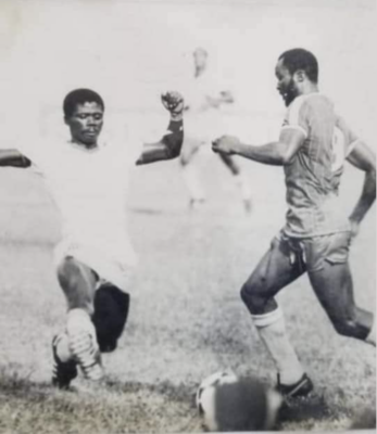 Photo Archives : Mensah Efoé à la lutte avec le vieux Lion Roger Milla en 1984 à la Can 1984
